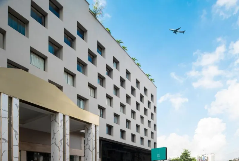 Cross Vibe Bangkok Srinakarin — building exterior