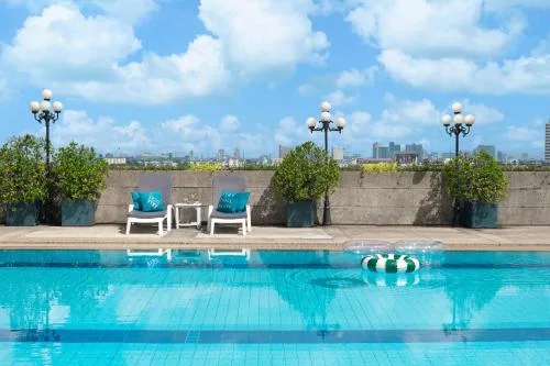 Cross Vibe Bangkok Srinakarin — rooftop pool