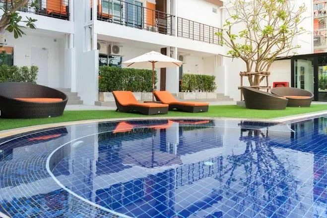 FX Hotel Pattaya pool courtyard