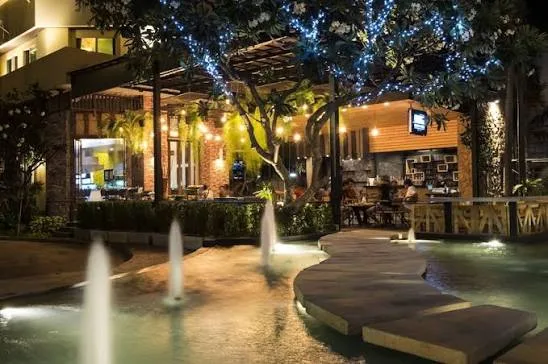 Mind Resort Pattaya — fountain courtyard lit up at night