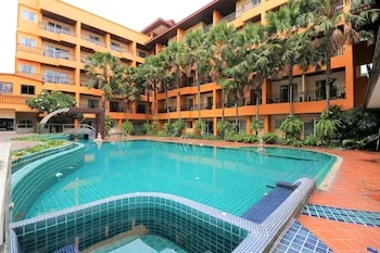 Mind Resort Pattaya — pool and palm-lined courtyard